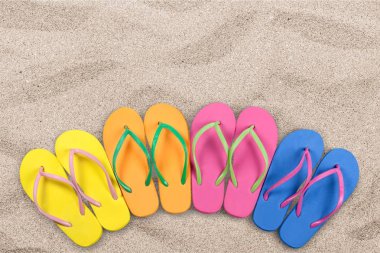kum plajındaki parlak flip flop kümesi