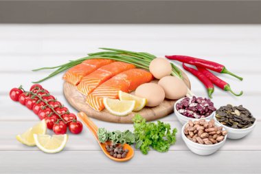 somon biftek ve ahşap masa, sebze yemek için malzemeler