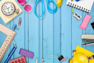 Renkli okul kırtasiyesi kompozisyonu, okula geri dönüş.