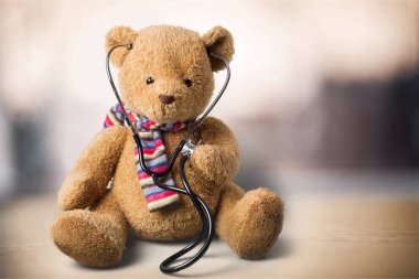 Oyuncak ayı ve stetoskop, sağlık kavramı 