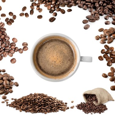 ahşap arka plan üzerinde kahve ve dağınık kahve çekirdekleri fincan