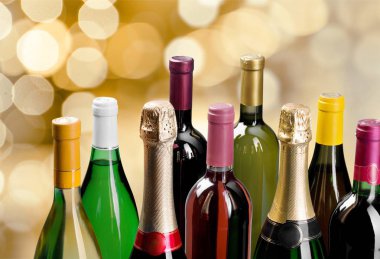 farklı şarap şişeleri, alkollü içecekler 