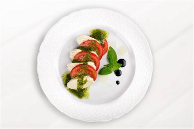 Taze domates Caprese salatası 