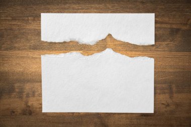 Ahşap plakalar arka plan beyaz boş kağıda yırtık