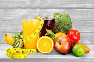çeşitli taze meyve ve sebze, portakal suyu ve şerit metre, sağlıklı gıda diyet konsepti için 