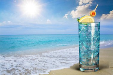 Alkol arka plan üzerinde izole kokteyl bardak