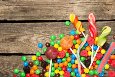 kompozisyon çeşitli parlak şekerler, lolipop, badem ve şeker kamışı 