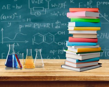 kitap, şişeler reaktifler, kimyasal ekipman test ve deneme, kimya eğitimi ile yığını 