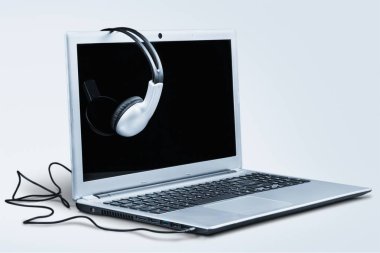 Arka plan üzerinde modern dizüstü bilgisayar