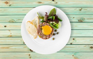 ham sığır eti beyaz tabakta tar tar