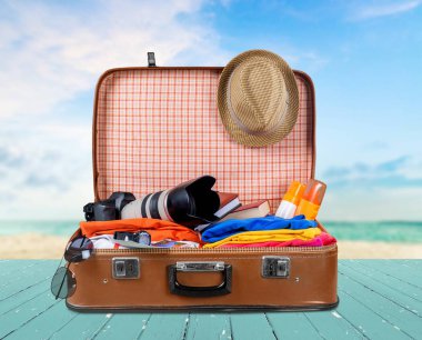 Retro çanta vintage fotoğraf makinesi ve giysileri ile. Seyahat ve tatil