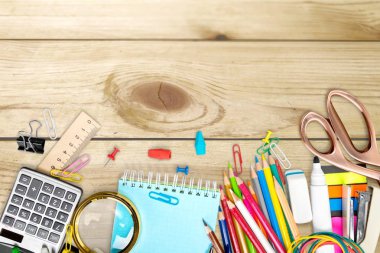 Renkli okul kırtasiyesi kompozisyonu, okula geri dönüş.