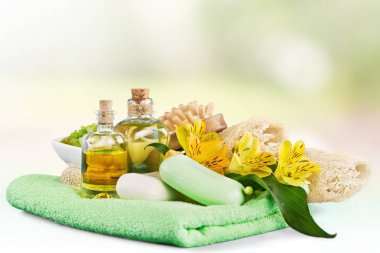 Havlu ve çiçekler güzel spa kompozisyonu