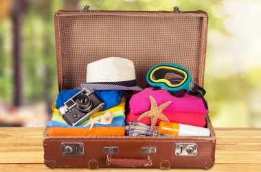 Retro çanta vintage fotoğraf makinesi ve giysileri ile. Seyahat ve tatil