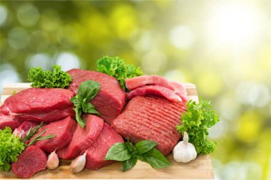 çeşitli taze çiğ et ve yeşil otlar, arka plan yemek