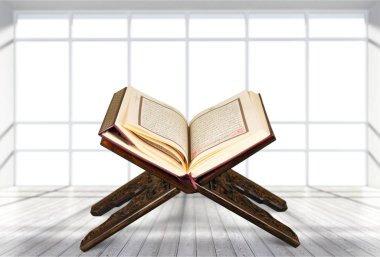 Arkaplanda Kur 'an kitabı izole 