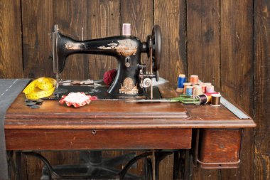 Ahşap arka planda retro dikiş makinesi