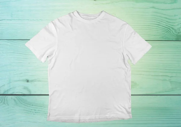 Camiseta Blanca Blanco Sobre Fondo Madera — Foto de Stock