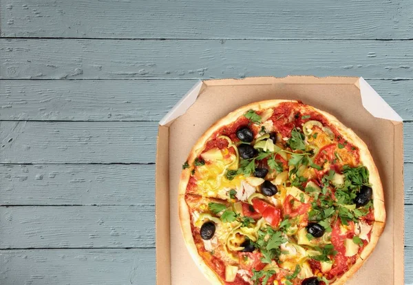 トマト オリーブ グリーン ファーストフードとおいしいピザ — ストック写真