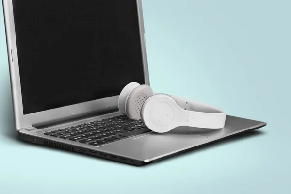 Навушники Сучасному Ноутбуці Крупним Планом — стокове фото