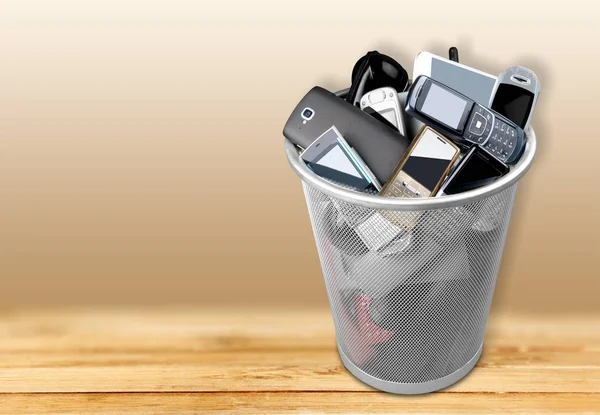Çöp Kutusu Eski Cep Telefonları Dolu Eski Teknoloji Atık — Stok fotoğraf