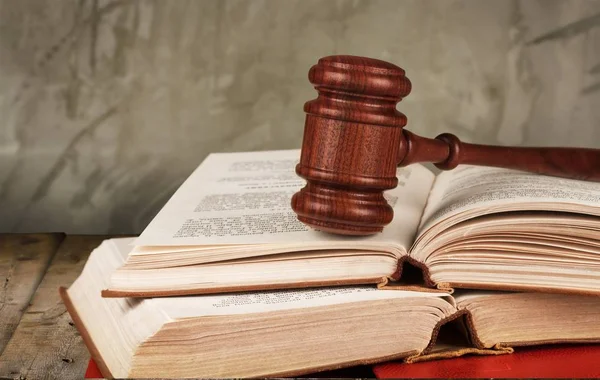 Δικαστής Ξύλινο Σφυρί Βιβλία Έννοια Δικαίου Και Της Δικαιοσύνης — Φωτογραφία Αρχείου