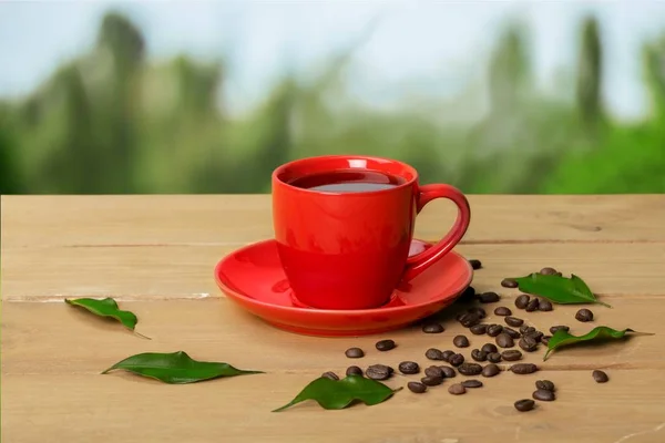 Rode Kop Koffie Geroosterde Koffiebonen Houten Tafel Tuin — Stockfoto