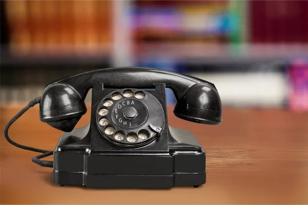 木桌上老式的复古电话 — 图库照片