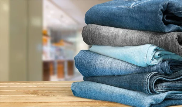 Stapel Jeans Auf Dem Hintergrund — Stockfoto