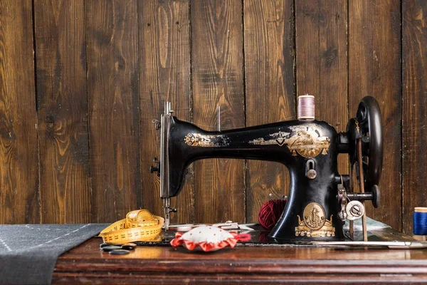 木制背景的复古缝纫机 — 图库照片