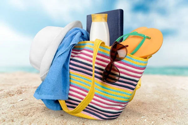 フリップフ ロップと砂浜のビーチの袋にローションを日焼け — ストック写真