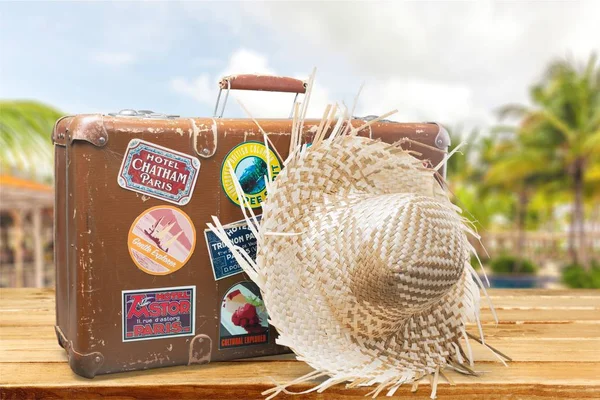 Brown Leather Vintage Suitcase Straw Hat — Stock Photo, Image