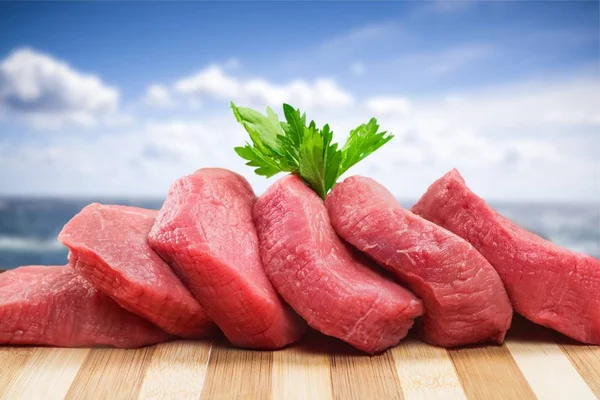 背景を料理盛り合わせ新鮮な生肉ステーキ — ストック写真