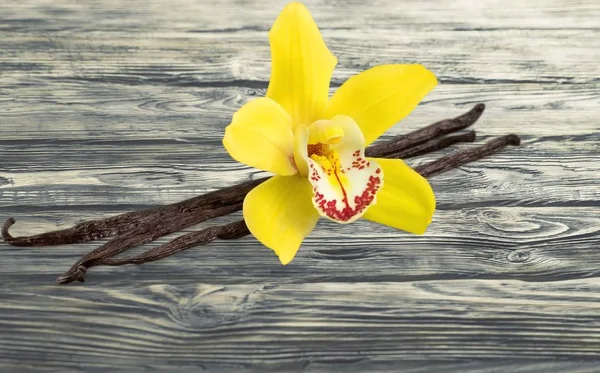 Paus Baunilha Com Flor Mesa Madeira — Fotografia de Stock