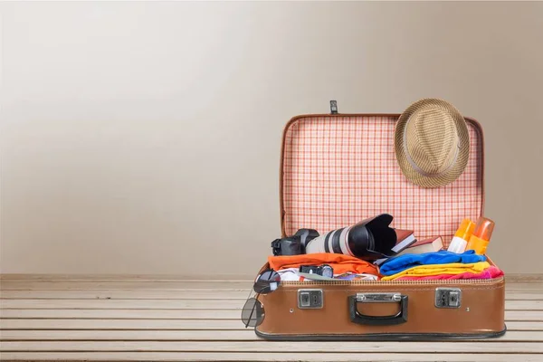 Retro Koffer Mit Kamera Und Kleidung Reisen Und Urlaub — Stockfoto