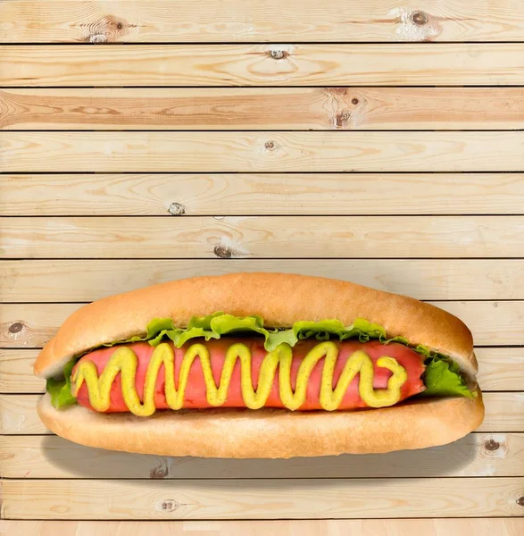 Herkullinen Hot Dog Pöydällä Pikaruokaa — kuvapankkivalokuva