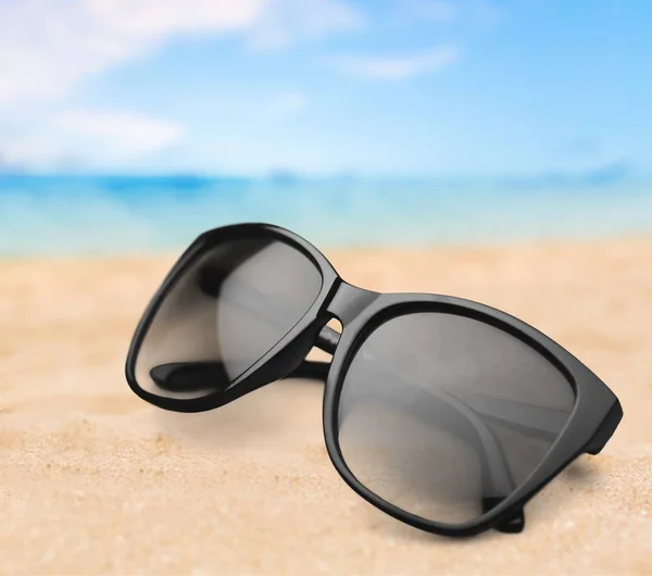 Czarne Okulary Przeciwsłoneczne Piaszczystej Plaży — Zdjęcie stockowe