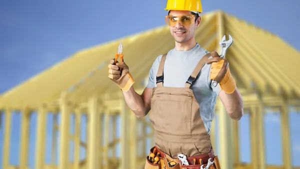 戴安全帽固定工具的男性工人 — 图库照片
