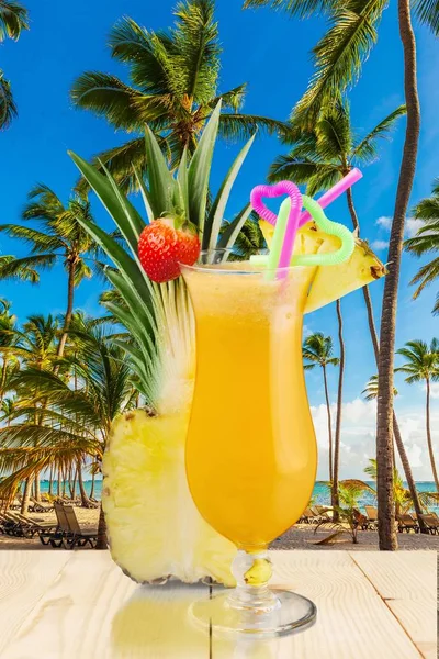 Copo Com Coquetel Álcool Abacaxi Praia Tropical — Fotografia de Stock