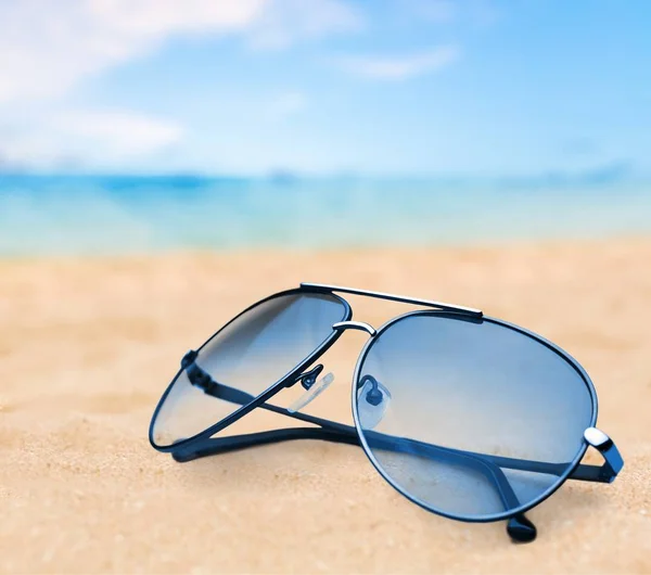 Óculos Sol Pretos Praia Areia — Fotografia de Stock