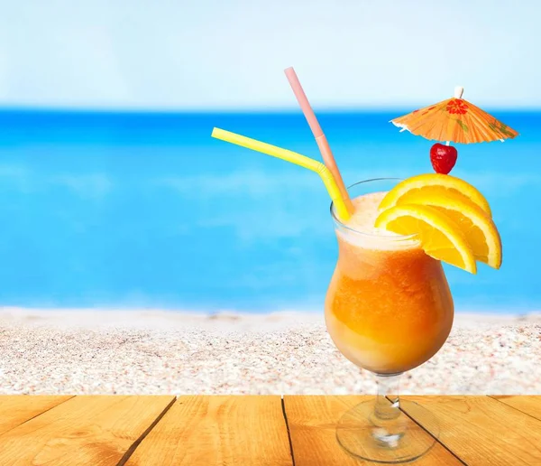 Zomer Cocktail Tegen Ocean Beach Achtergrond — Stockfoto