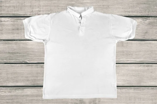 Shirt Branca Branco Isolada Sobre Fundo Madeira — Fotografia de Stock