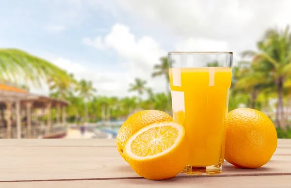 테이블에 신선한 오렌지 주스의 클로즈업 — 스톡 사진