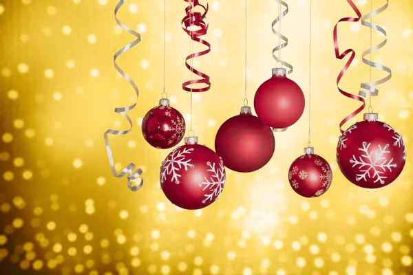 Bolas Rojas Navidad Sobre Fondo Festivo Amarillo —  Fotos de Stock