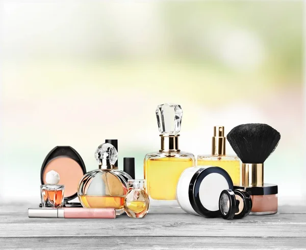 Profumi Aromatici Bottiglie Cosmetici Tavola — Foto Stock