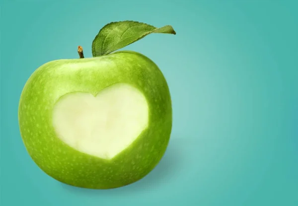 新鲜的绿色苹果与心脏形状 健康的饮食理念 — 图库照片