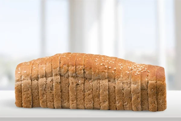 Gesneden Brood Loaf Witte Tafel — Stockfoto