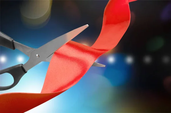 Ножницы Перерезают Красную Ленту Вид Вблизи Заднем Плане — стоковое фото