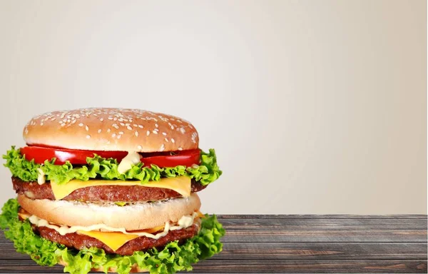 Hambúrguer Delicioso Com Carne Presunto Queijo Fast Food — Fotografia de Stock