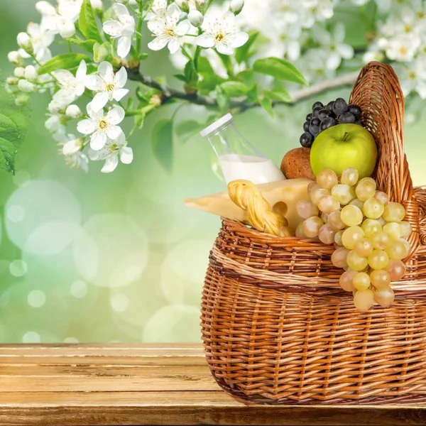 Kosz Piknikowy Chlebem Jabłkiem Winogronem — Zdjęcie stockowe